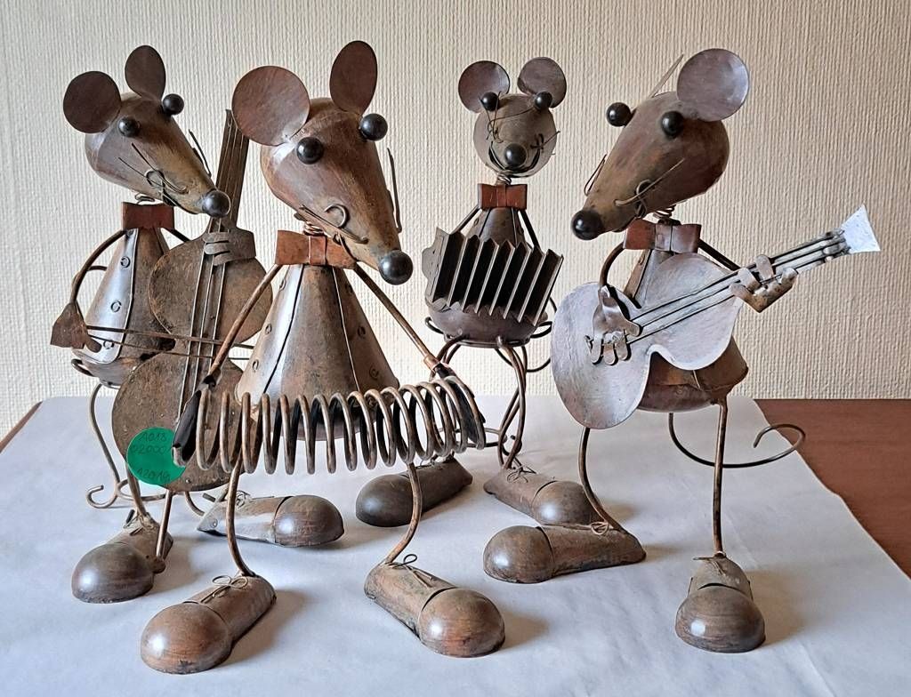 Null Quatre figurines de souris, fer, environ 25cm de haut chacune, objets de co&hellip;
