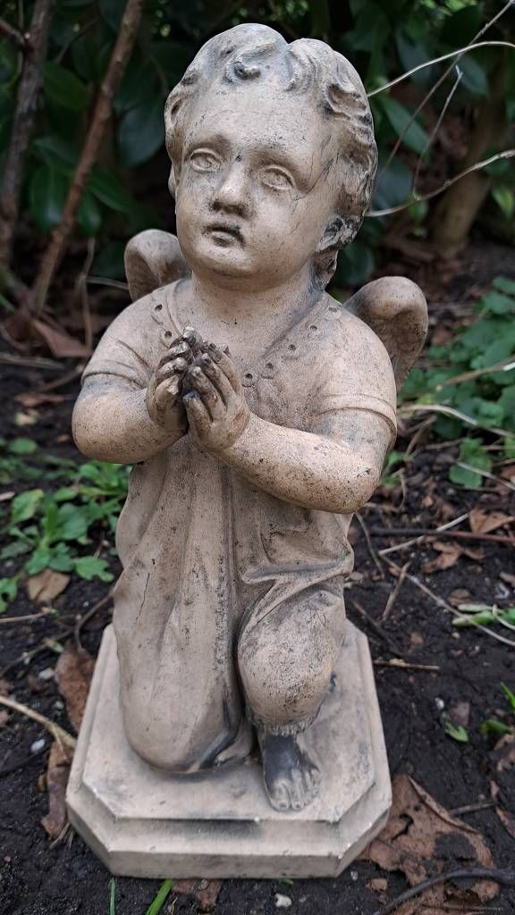 Null Ange priant sculpture de jardin, verm. Grès, fonte de pierre, dimensions en&hellip;