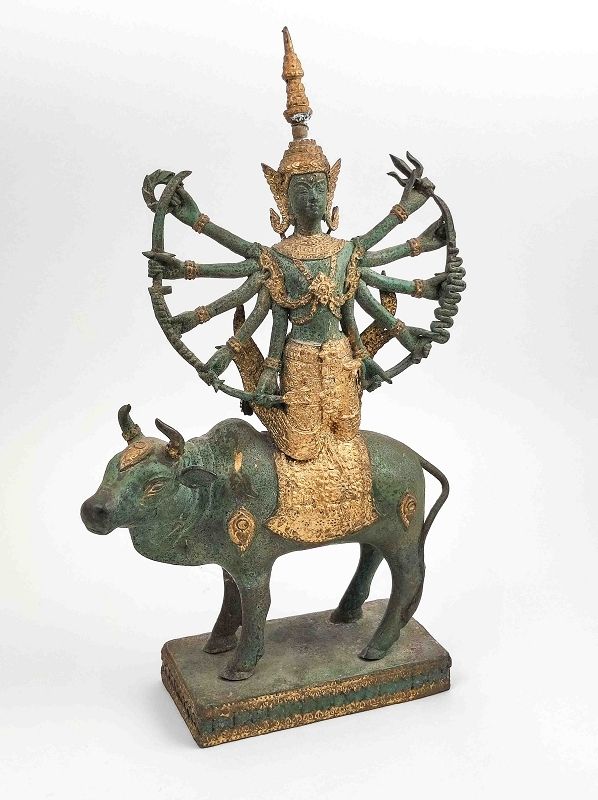 Null Statuette antique en bronze représentant Shiva chevauchant un taureau, env.&hellip;