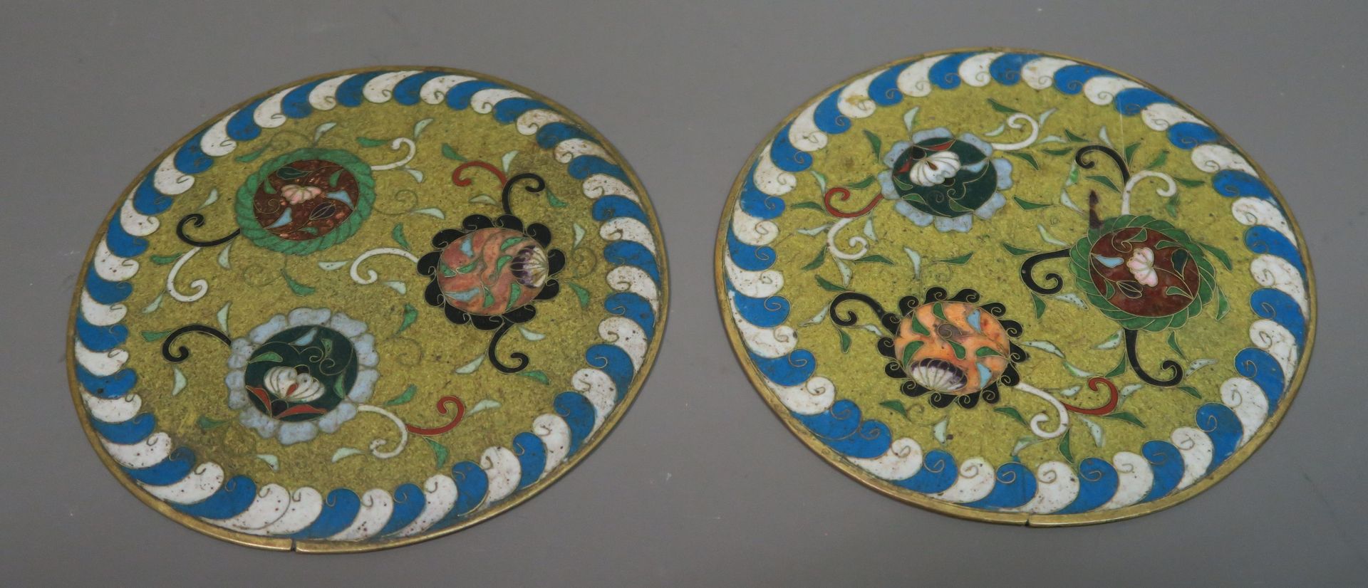 Paire de motifs ornementaux circulaires en bronze émaillé cloisonné, Chine ou In&hellip;