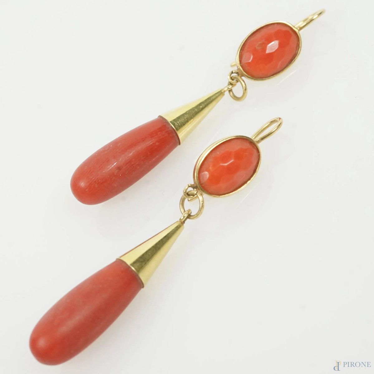 Null Pair of 18 kt gold and coral dangle earrings, length 6 cm, weight 9.7 gr.