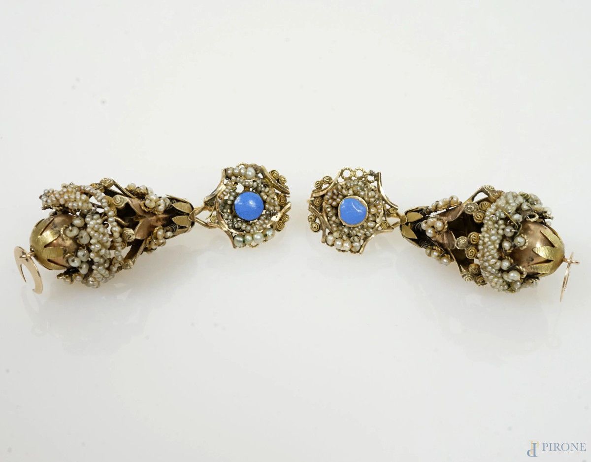 Null 一对 18K 金耳环，镶微型珍珠和钴蓝色珐琅，半月形，长 6 厘米，（有瑕疵）