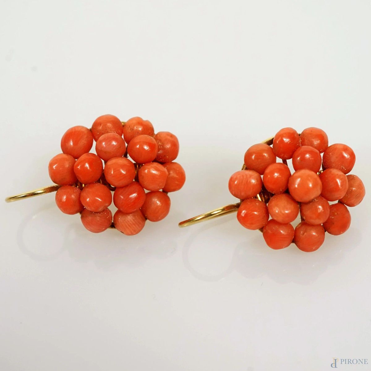 Null Pair of coral and 18 kt gold earrings, cm 2.5, weight gr. 7.8