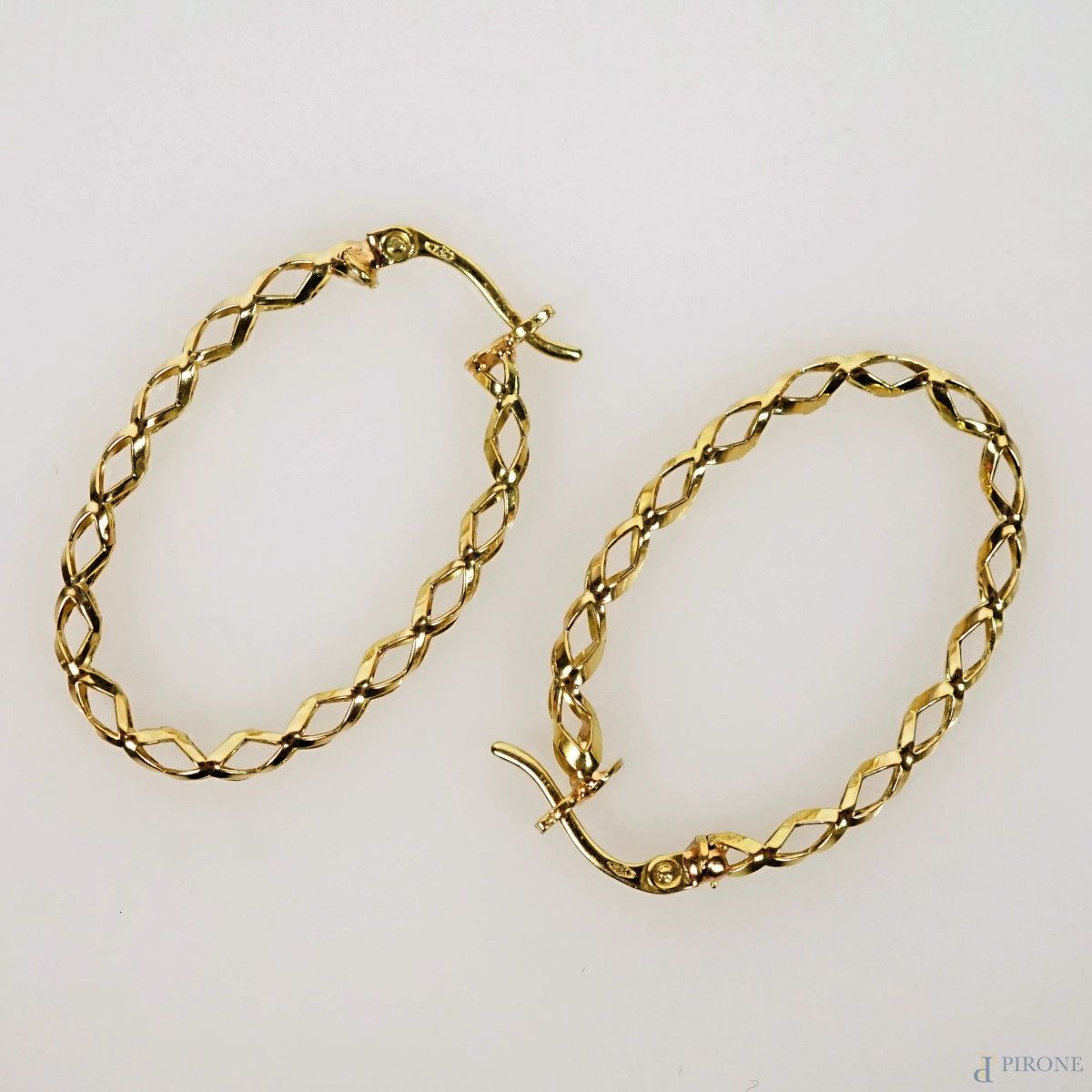 Null Paar Ohrringe aus 18 kt Gelbgold, Länge 3,3 cm, Gewicht 2,8 g.