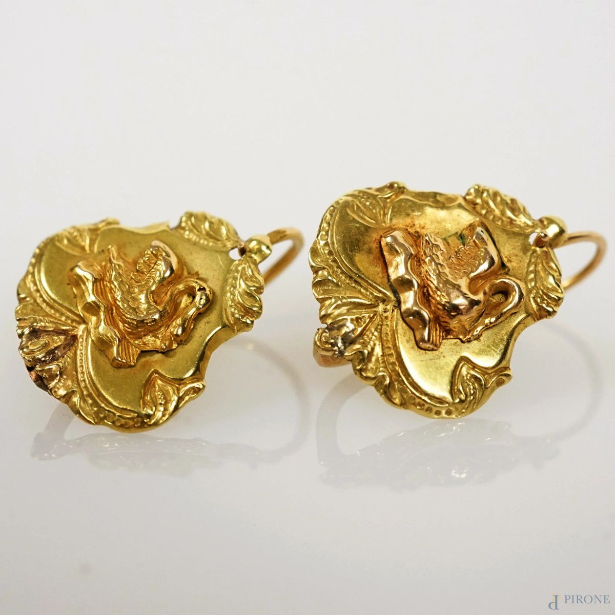 Null Pair of 18kt yellow gold earrings with swan decoration, early 20th century,&hellip;