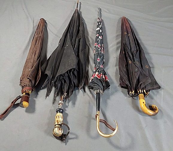Null 4 Parapluies en Rayon Vintage c1940
Groupe de 4 parapluies en rayonne d'épo&hellip;