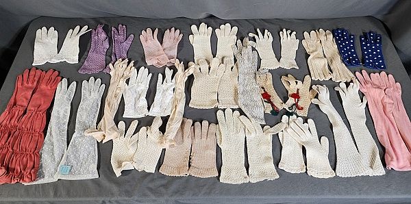 Null 21 paia di guanti antichi e d'epoca c1930-1960
Grande gruppo di 21 paia di &hellip;