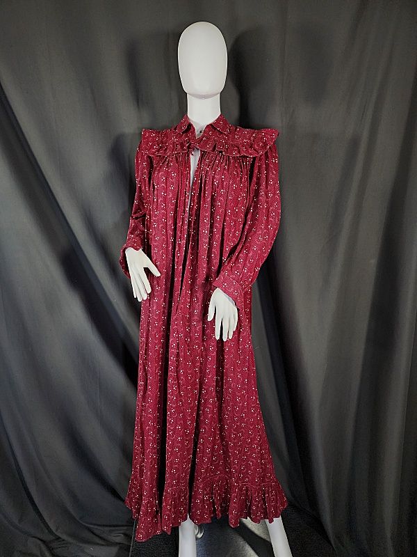 Null Antico abito vittoriano c1890 in cotone stampato a claret
Antico abito vitt&hellip;