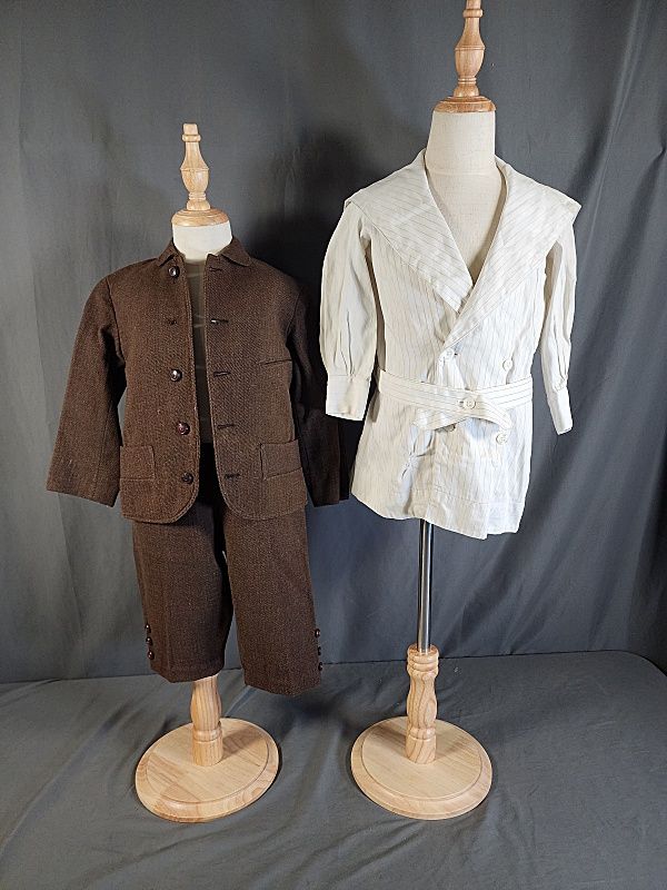Null Antico abito di lana da ragazzo e camicia da marinaio
Antico abito di lana &hellip;