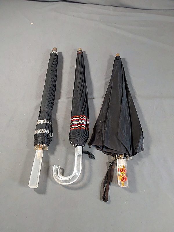 Null 3 Parapluies en Rayon Vintage c1940
Groupe de 3 parapluies vintage en rayon&hellip;
