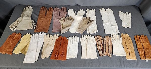 Null 20 paia di guanti antichi e d'epoca 1920-1960
Grande gruppo di 20 paia di g&hellip;