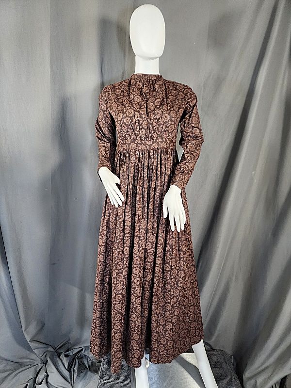 Null Antico abito e mantellina in cotone stampato marrone dell'epoca vittoriana &hellip;