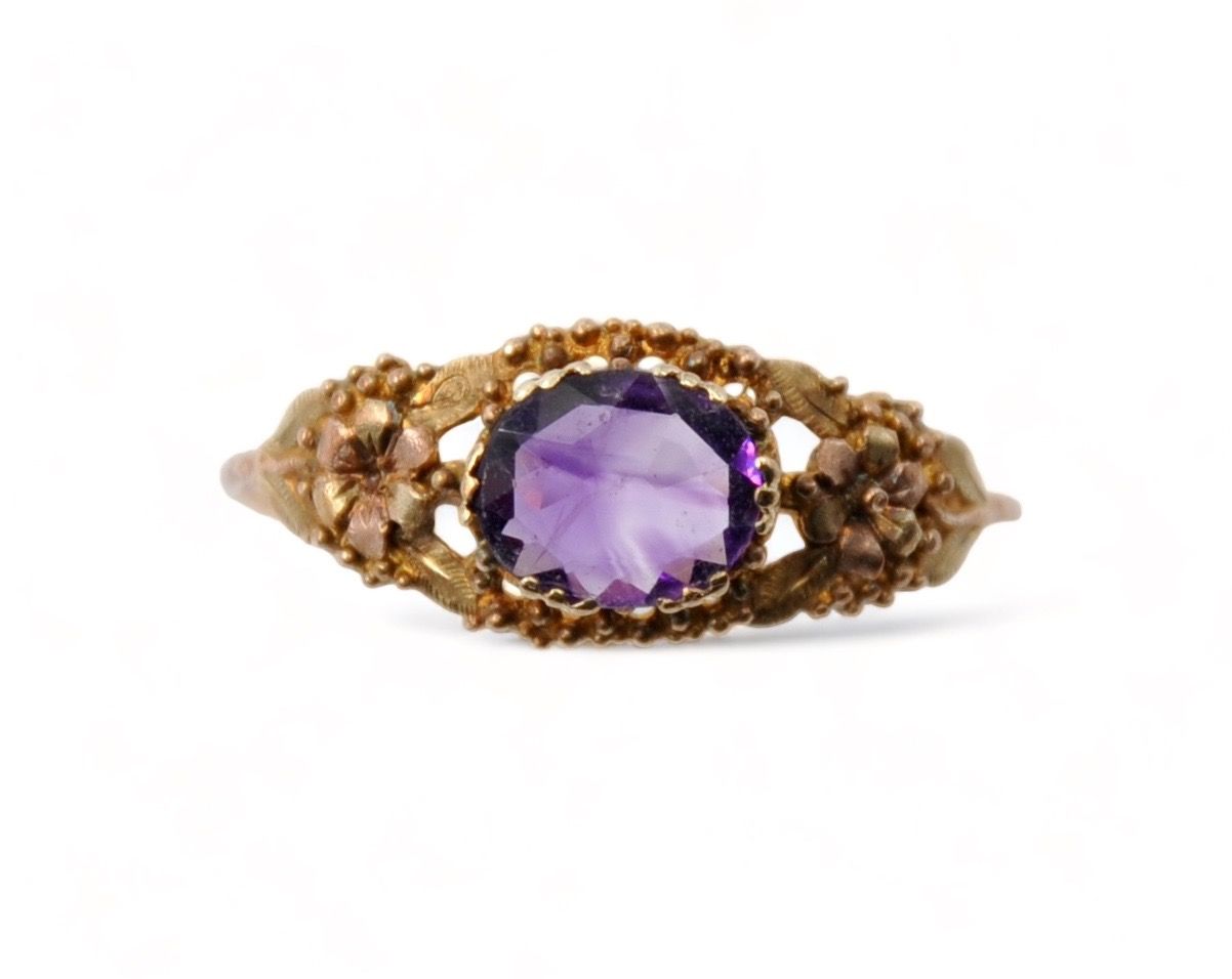 Null 18K (750/1000) yellow gold ring centered on an amethyst in a floral grainet&hellip;