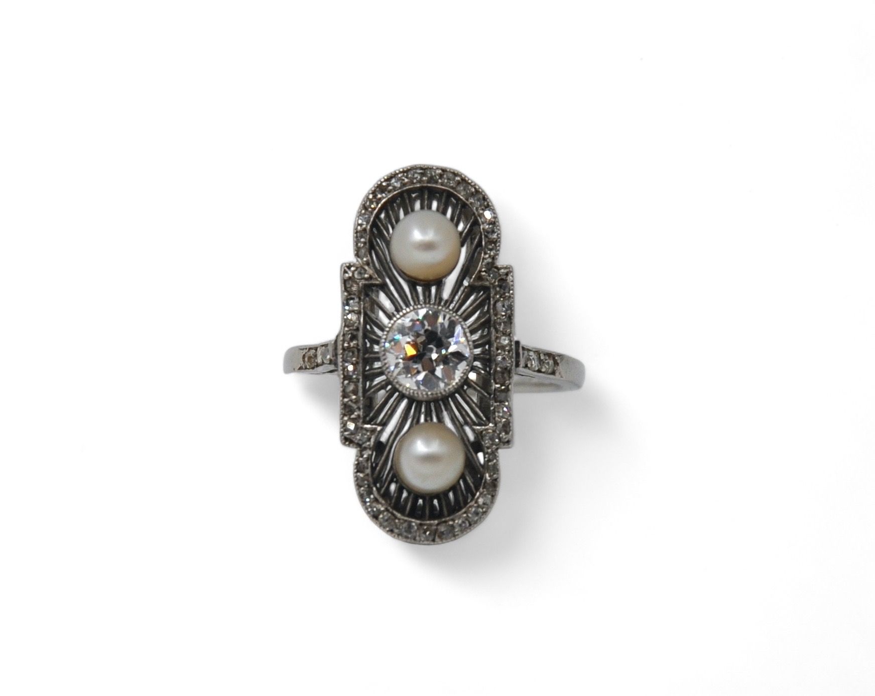 Null Art Deco platinum (950/1000) ring centered on an old-cut diamond in a close&hellip;