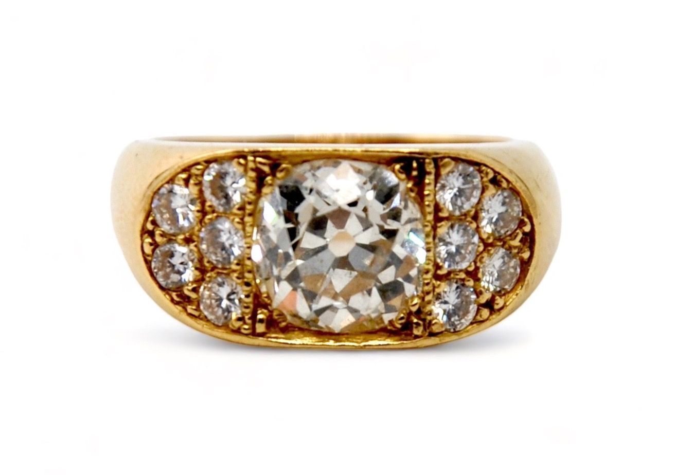 Null Ring in 18K (750/1000) yellow gold, centered on an old-cut cushion diamond &hellip;