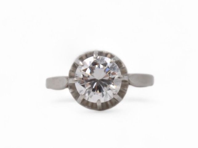Null Platinum ring (900/1000) set with a 2.03-carat round brilliant diamond (8.3&hellip;
