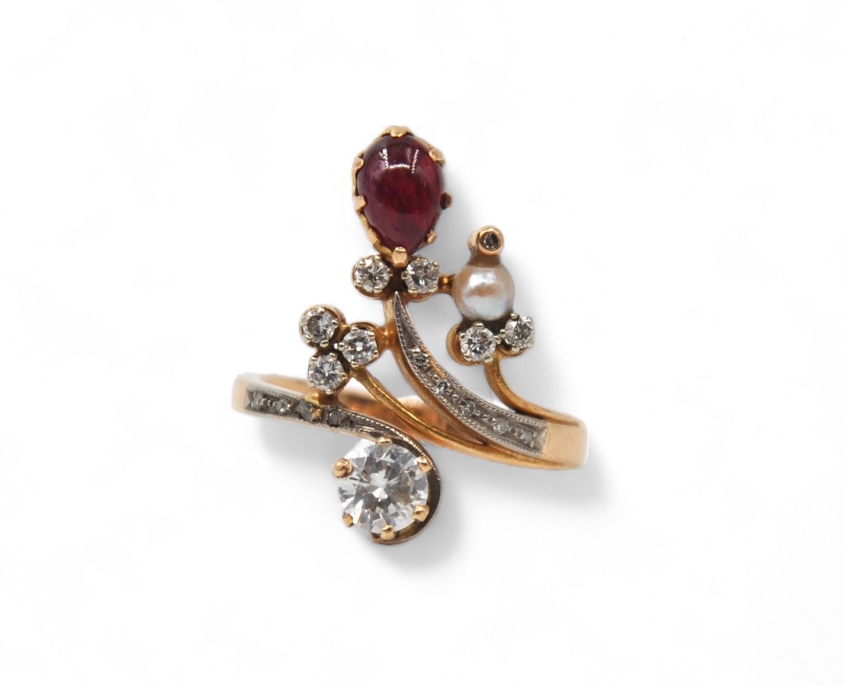 Null Ring aus 18 Karat Gelbgold (750/1000) im Duchesse-Stil, verziert mit etwa 1&hellip;