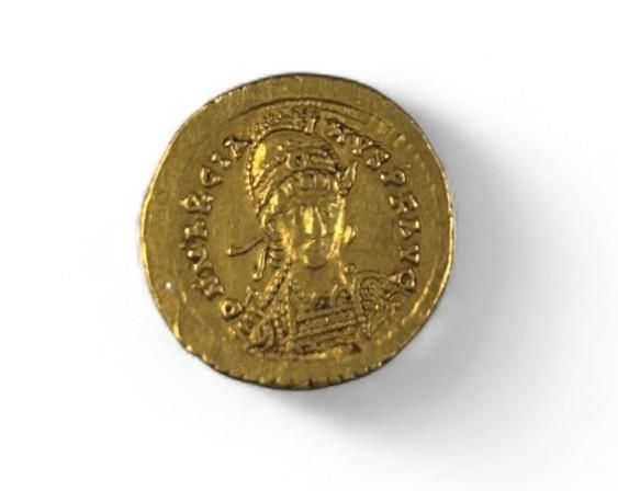 Null MARCIEN (450-457). Solidus. Constantinople. Son buste diadémé, casqué et cu&hellip;