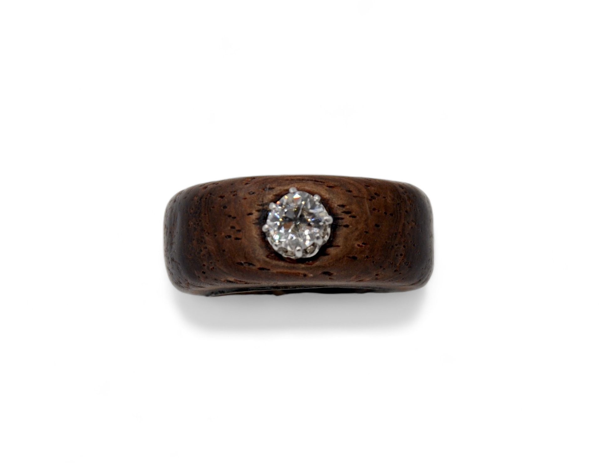 Null Wooden ring set with a claw-set old-cut diamond, approx. 0.3 carat.
Reminis&hellip;