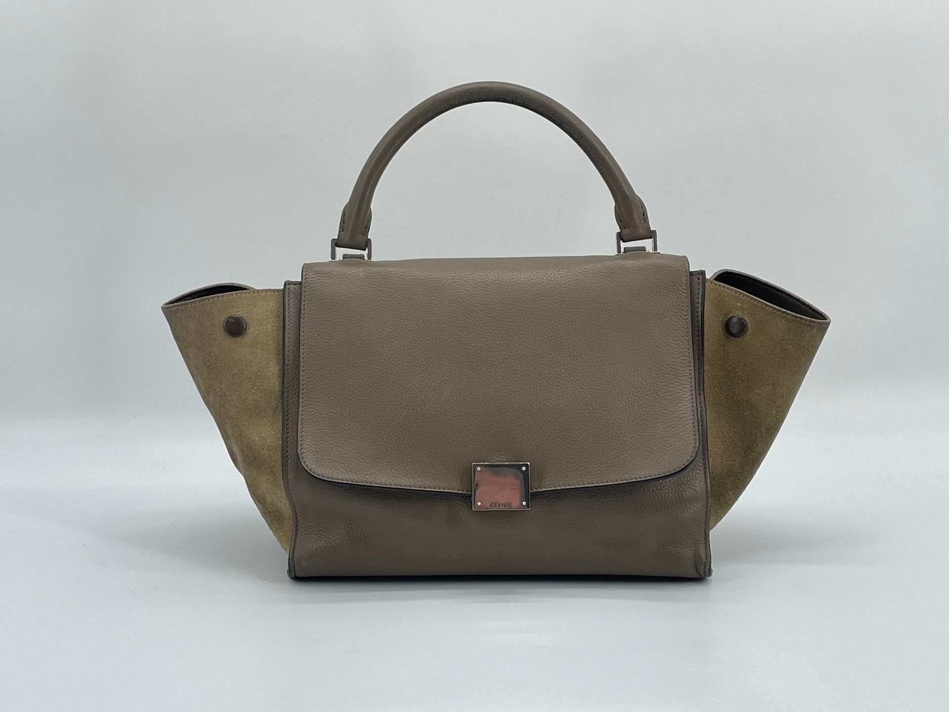 Null CELINE.
Trapeze-shaped handbag with short handle and shoulder strap in taup&hellip;