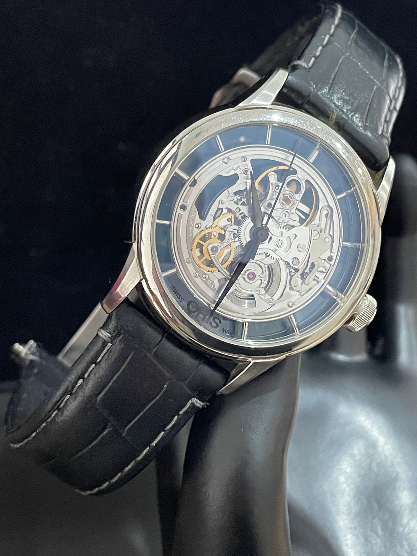 Null ORIS.
水晶蓝宝石男士手表，自动机芯。精钢表壳，原装黑色皮表带。
N°7684. 33. 04143.
原装表壳和包装盒。