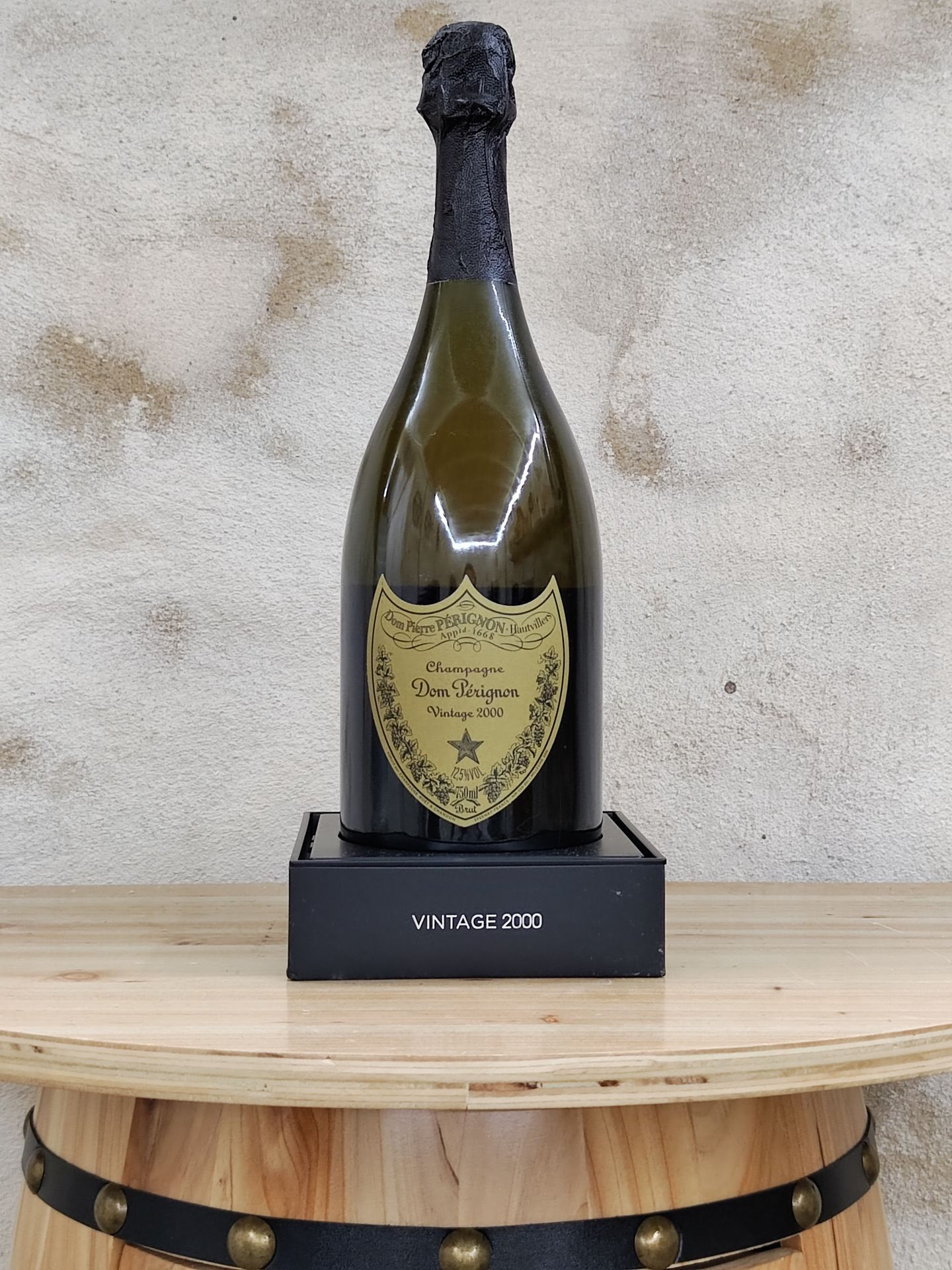 Null 1 瓶 DOM PERIGNON Brut 香槟，2000 年份。
包装盒内（有污渍）。