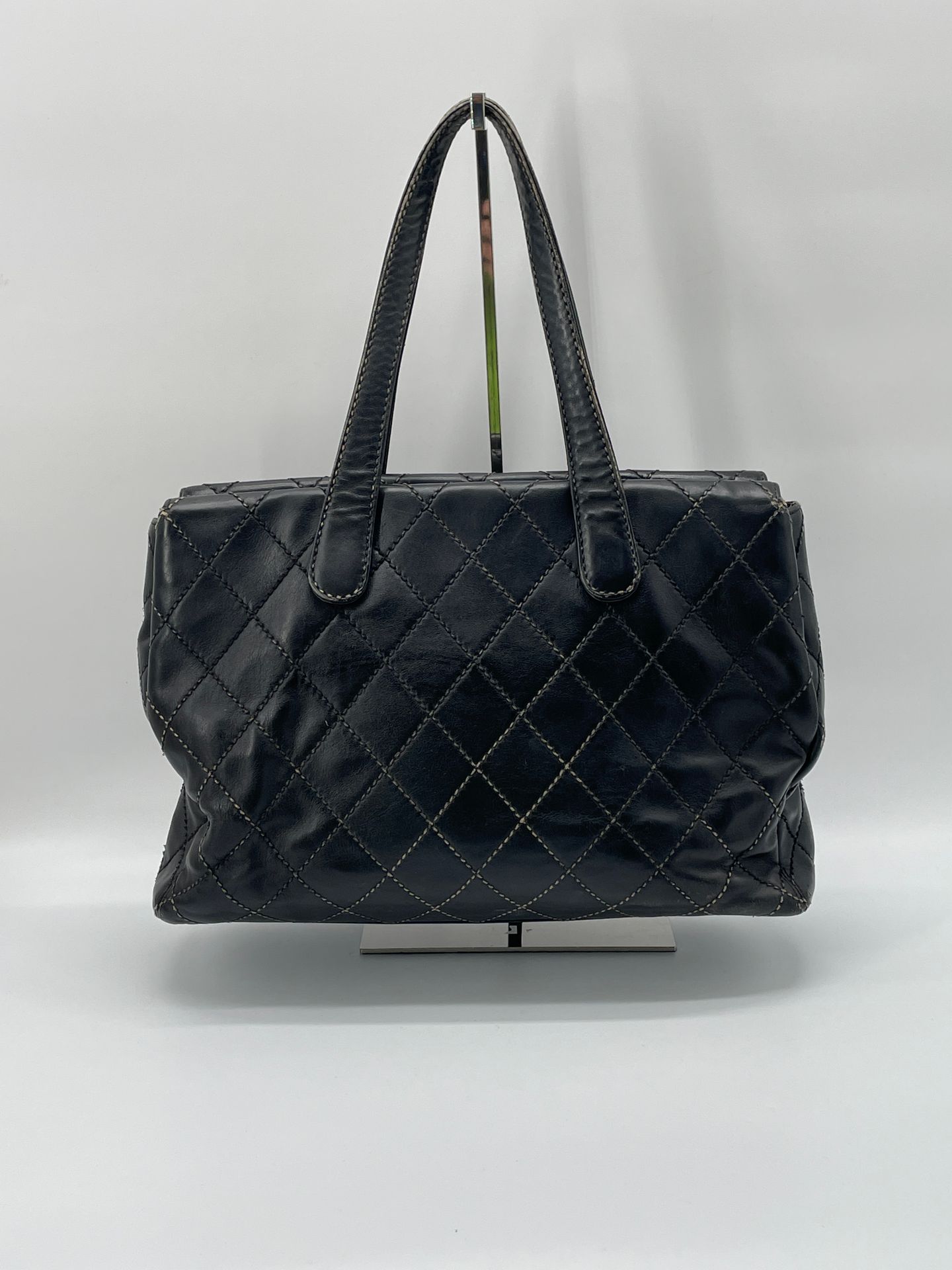 Null CHANEL
Wild Stitch handbag, in black quilted leather with stitched decorati&hellip;