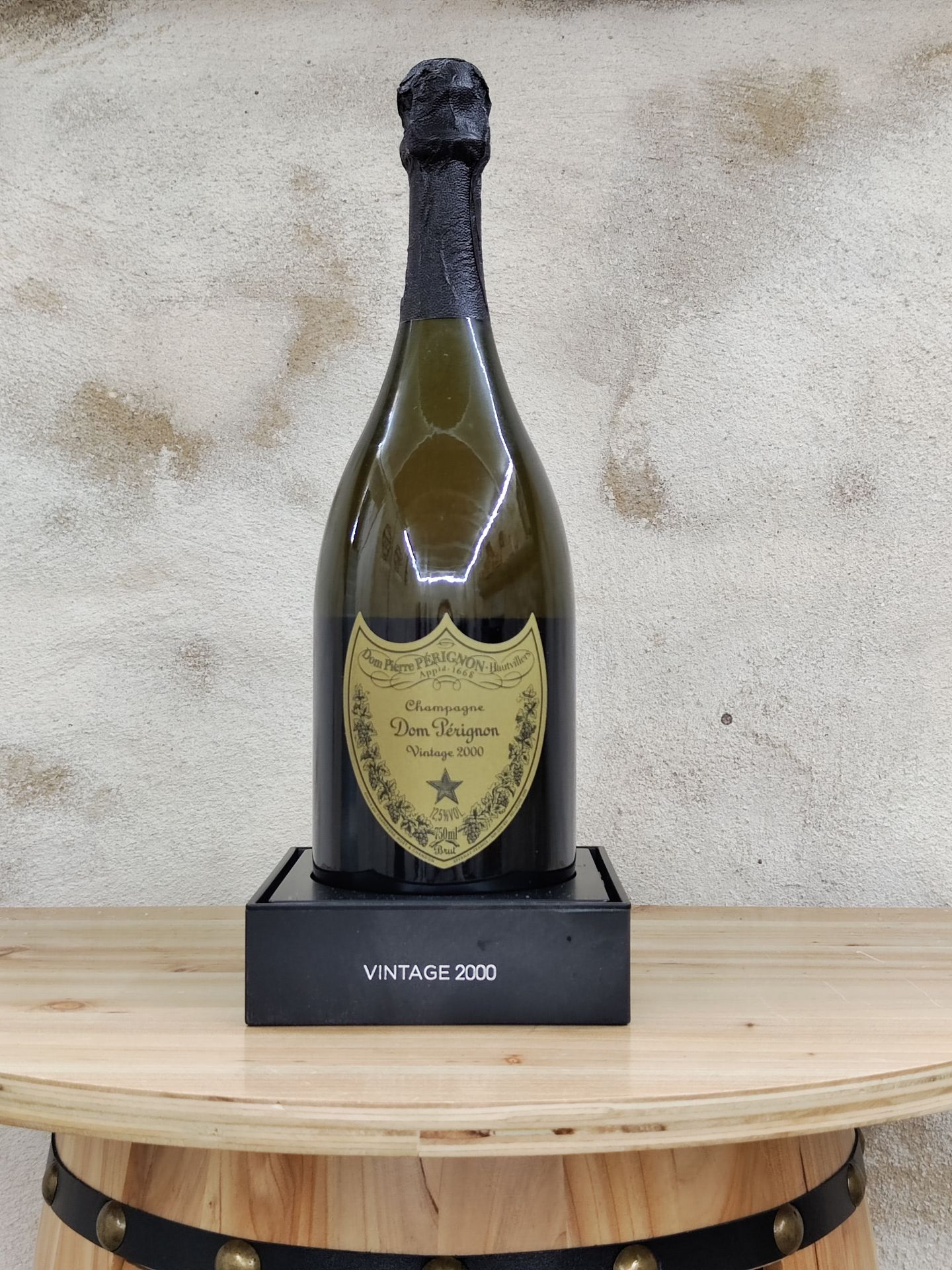 Null 1 瓶 DOM PERIGNON 2000年份香槟。
包装盒内。