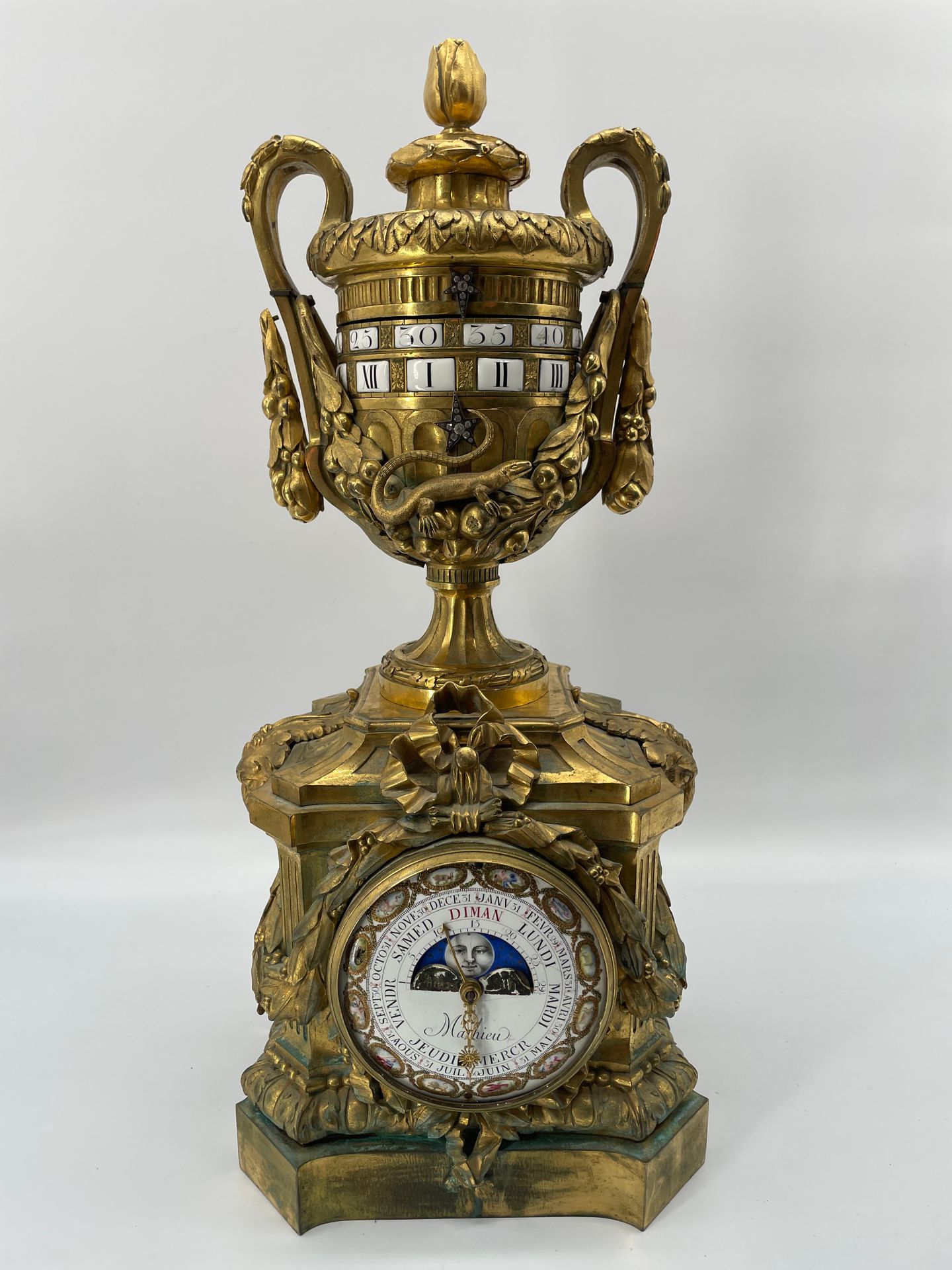 Null Raro orologio in ormù a forma di urna antica decorata con ghirlande di frut&hellip;