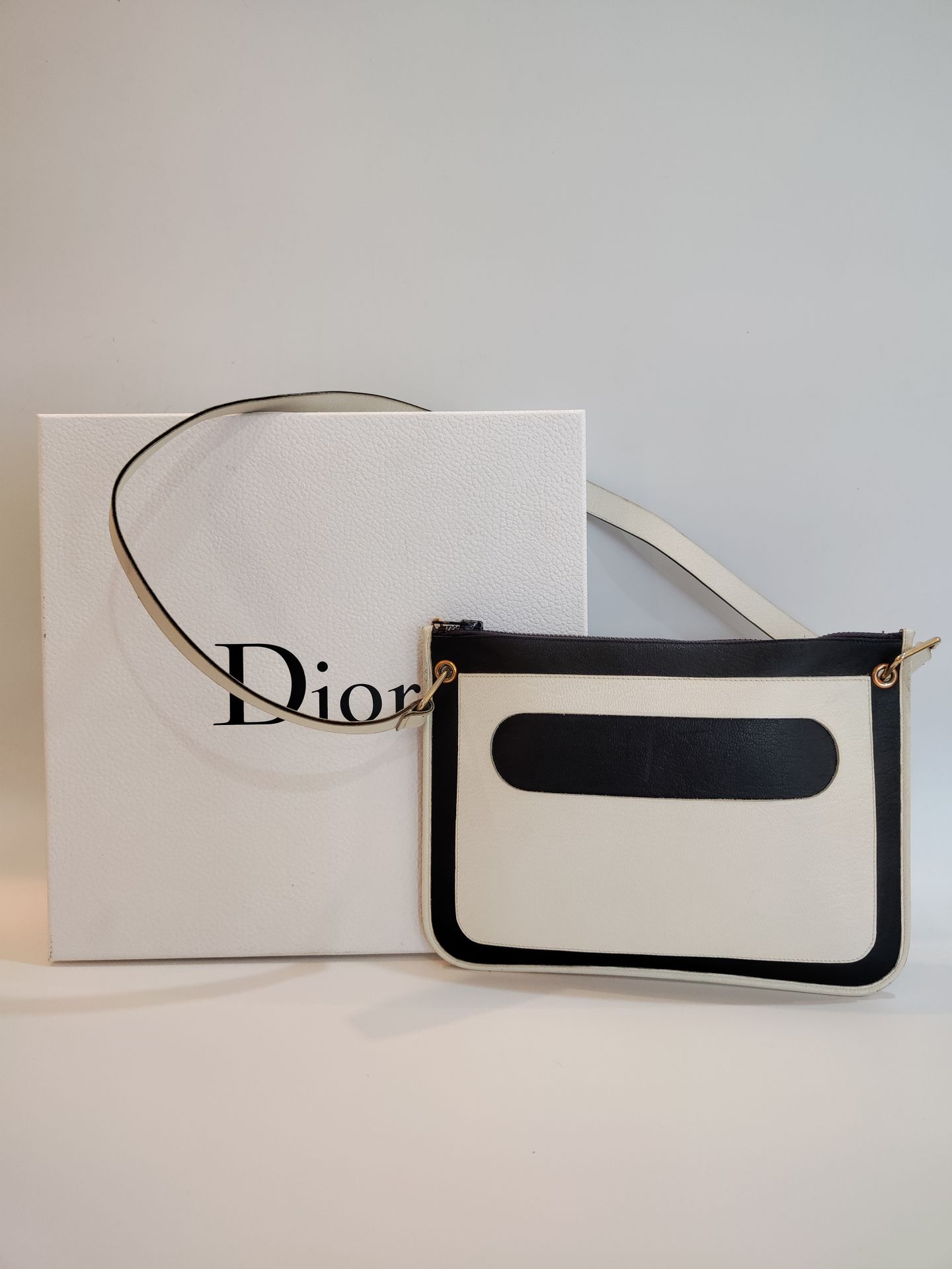 Null CHRISTIAN DIOR.
White and midnight blue grained leather shoulder bag.
19 x &hellip;