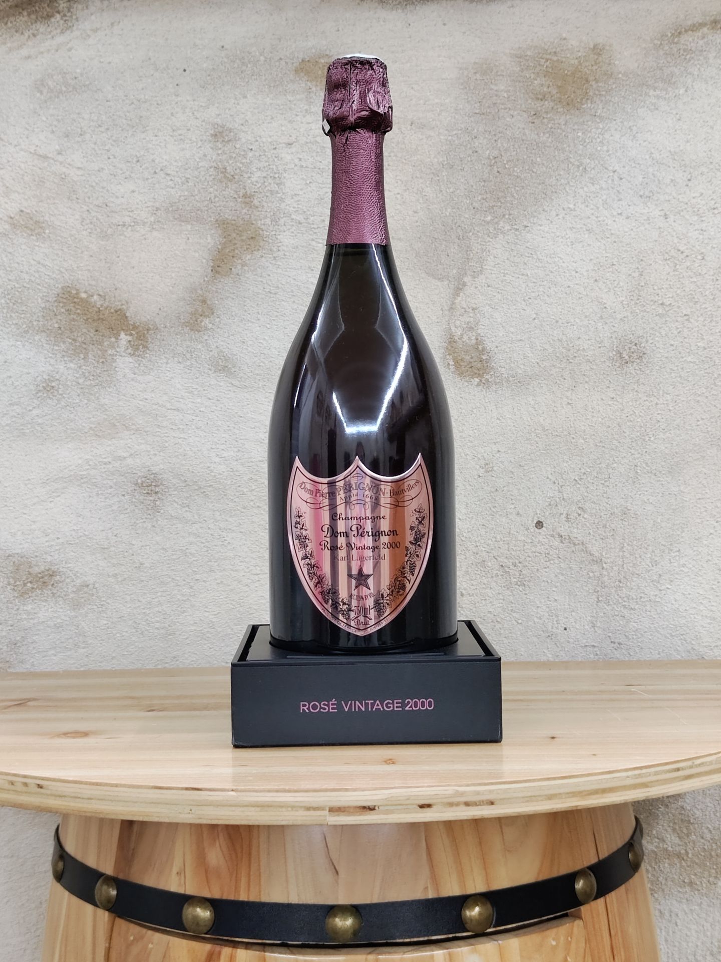 Null 1 瓶 DOM PERIGNON 桃红香槟，2000 年份。限量版。
包装盒和纸板。