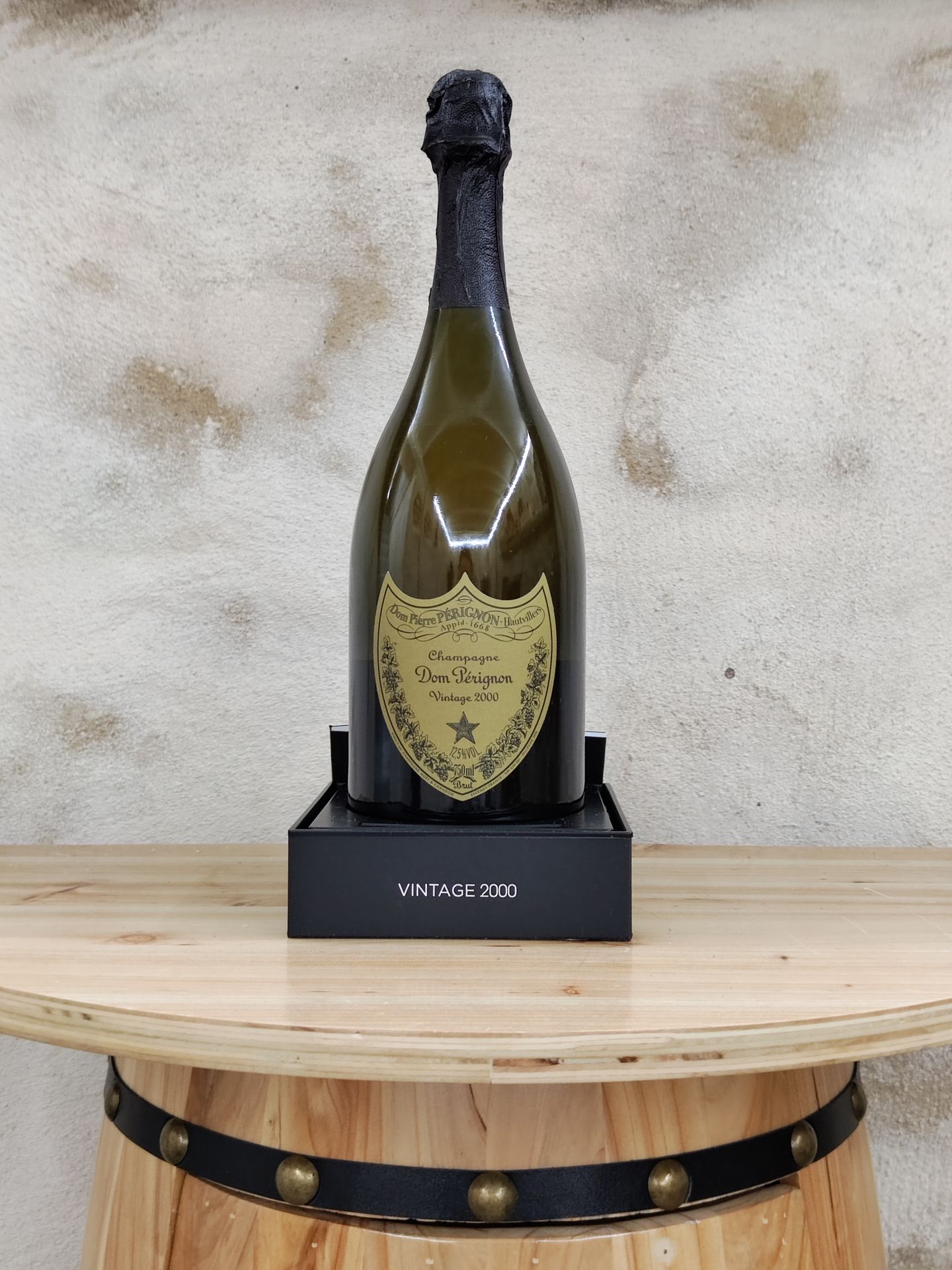Null 1 bottiglia di champagne DOM PERIGNON brut, annata 2000.
Nella sua scatola.