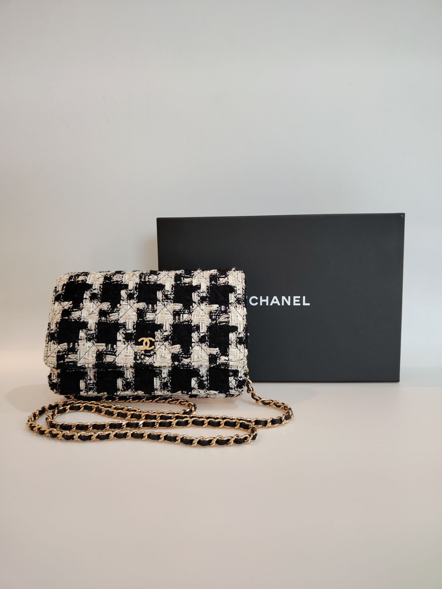 Null **CHANEL.
Wallet on chain clutch bag, in black and white tweed and ribbons &hellip;