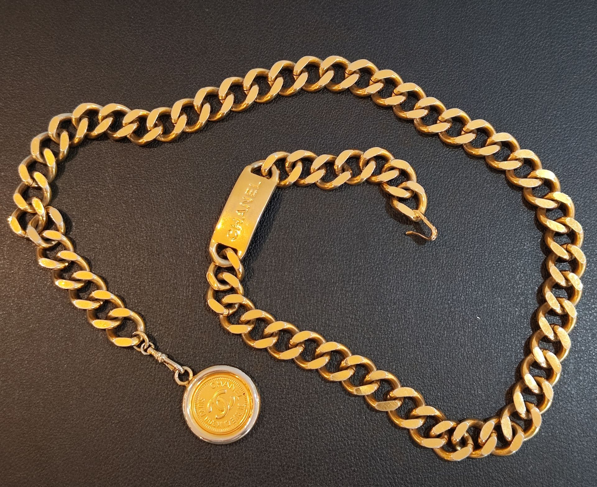 Null **CHANEL.
Belt in gilt metal with large gourmet links, scandé d'une plaque &hellip;