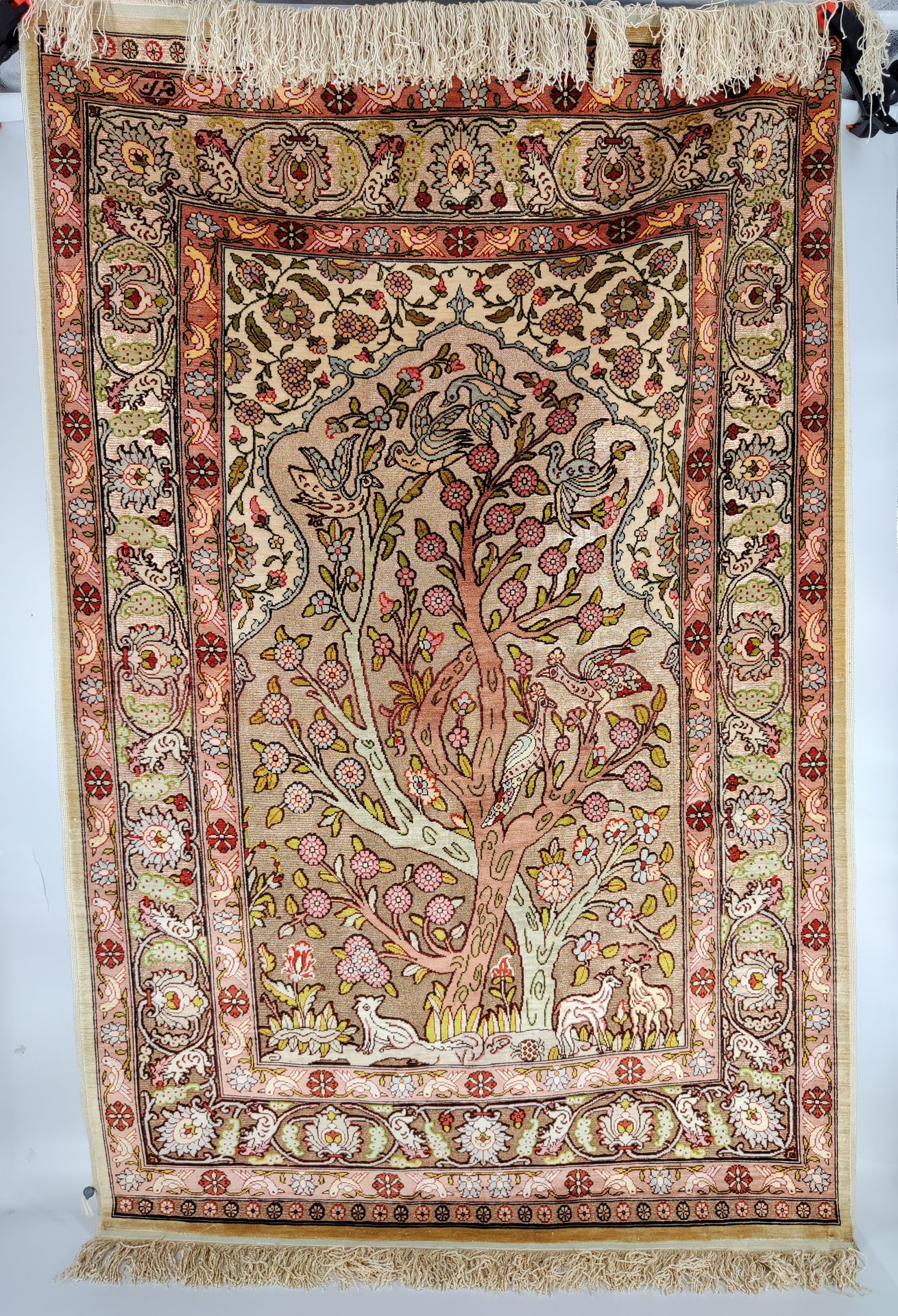 Null 土耳其，HEREKE。
手工编织的丝毯，田野上装饰着生命之树、异国情调的鸟类和动物，底色为古老的粉色和奶油色，边饰为树叶、造型花卉和嵌合体。编号为 3&hellip;