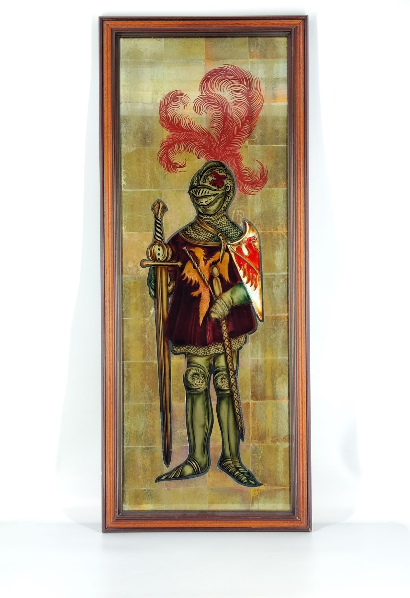 Null [手工艺术］
长方形蚀刻彩绘玻璃镜，描绘了一位身披盔甲的骑士，头戴羽毛头盔，手持盾牌。
法国作品，约 1980 年。
118 x 48 厘米，带镜框。&hellip;