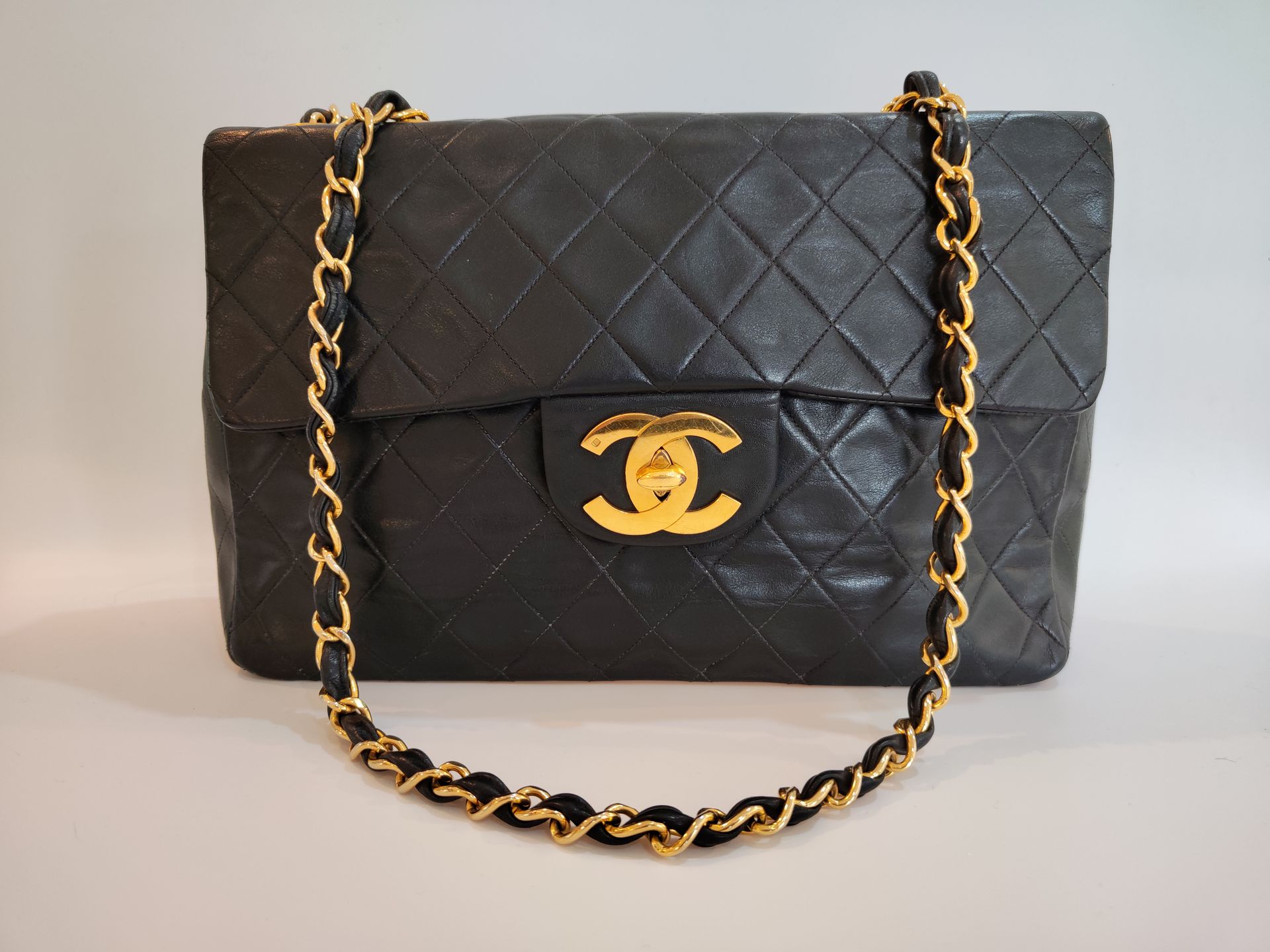 Null **CHANEL.
Maxi Jumbo model handbag, with black quilted lambskin leather fla&hellip;