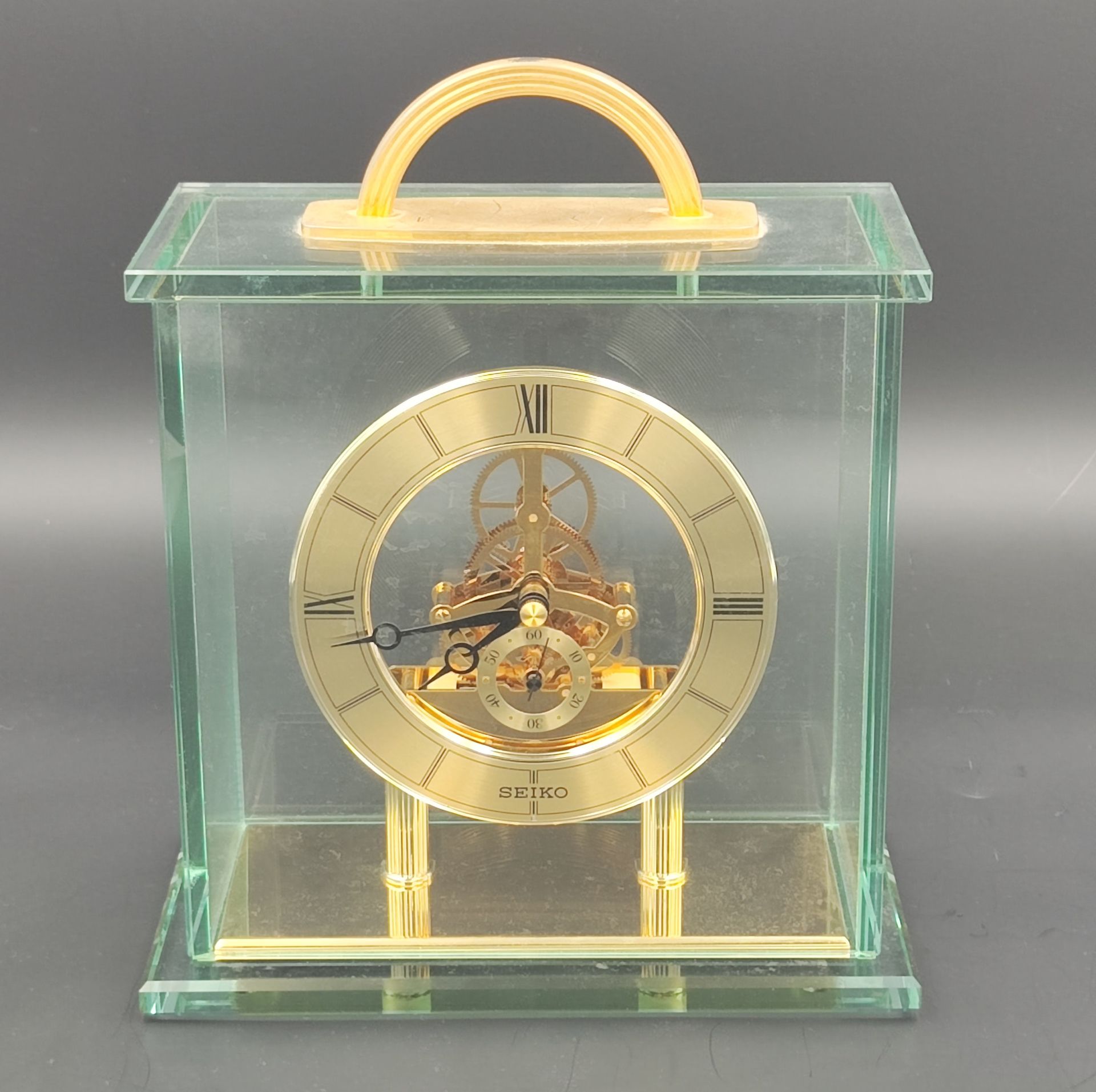 Null SEIKO.
镂空台钟，双刻度，罗马数字表示小时和分钟，另一个较小的阿拉伯数字表示秒钟。钢化玻璃表壳。机芯正常。
约 1980 年制造。
24 x 2&hellip;