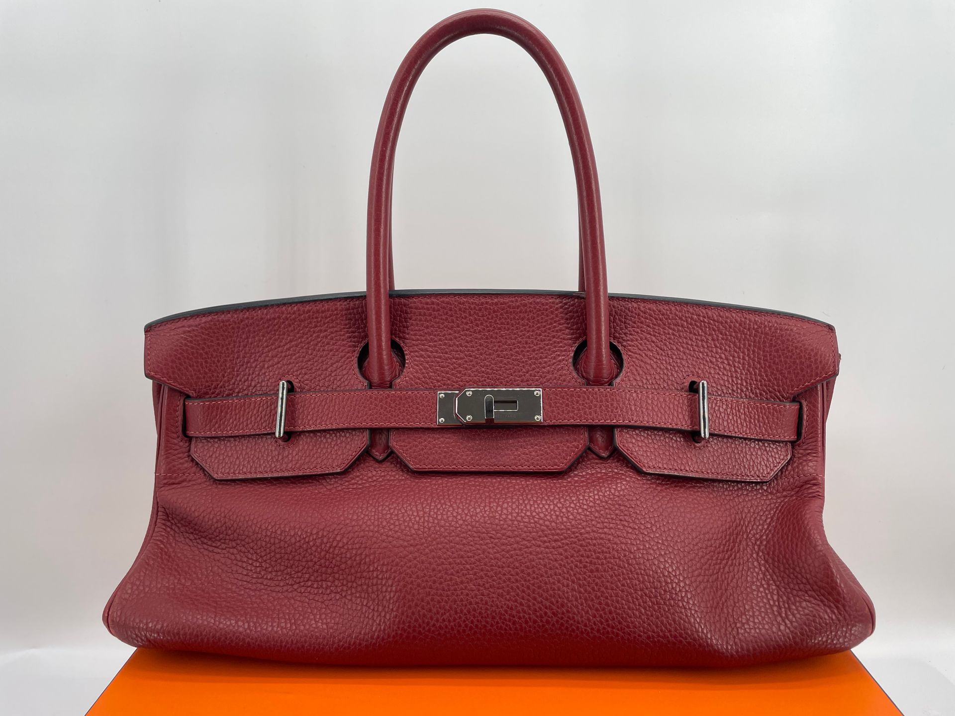 Null HERMES PARIS
Handtasche Modell Birkin Shoulder aus bordeauxrotem Togo-Leder&hellip;
