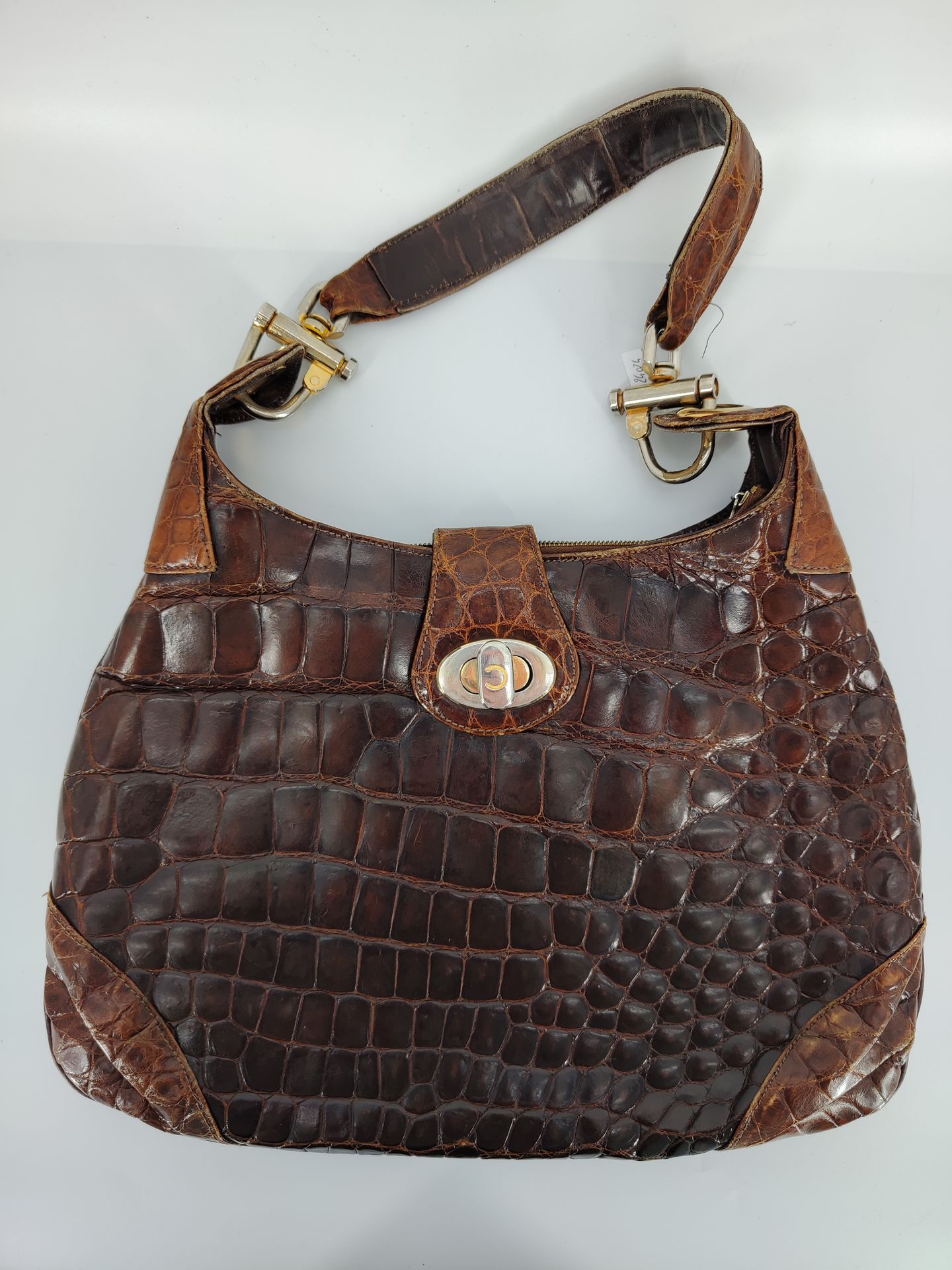 Null ** Vintage brown crocodile leather shoulder bag with buckle closure.
25.5 x&hellip;