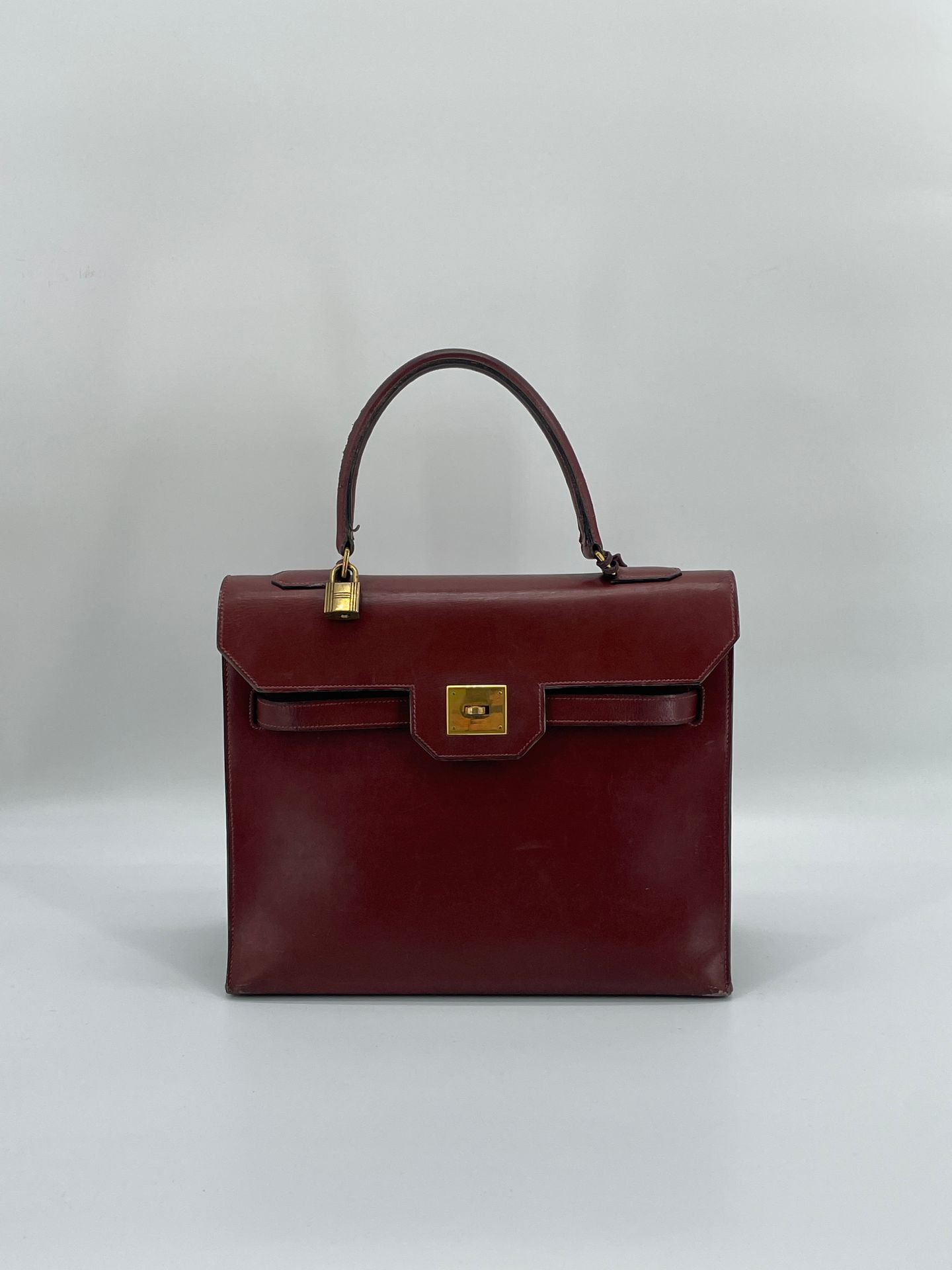 Null **HERMES PARIS.
Kelly handbag in burgundy leather.
25 x 30 x 11 cm
Wear and&hellip;