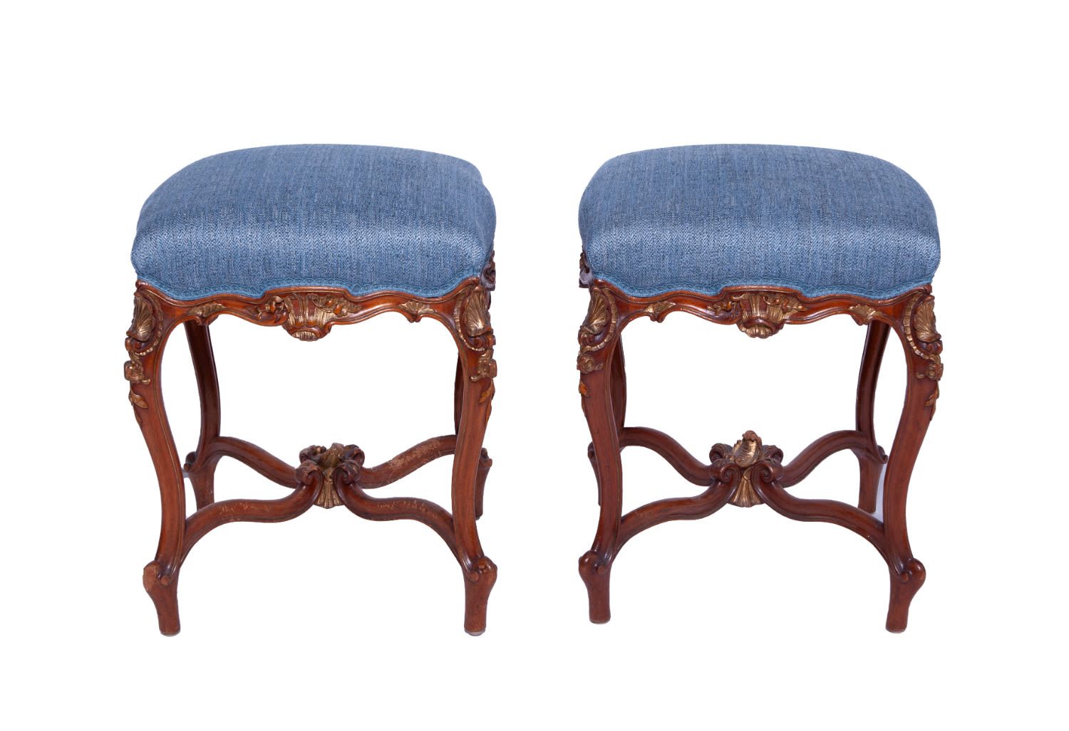 Pair of 19th Century Carved and Upholstered Stools 两张精美的重雕凳，凳腿和凳裙均有鎏金细节。
 

最近重新&hellip;