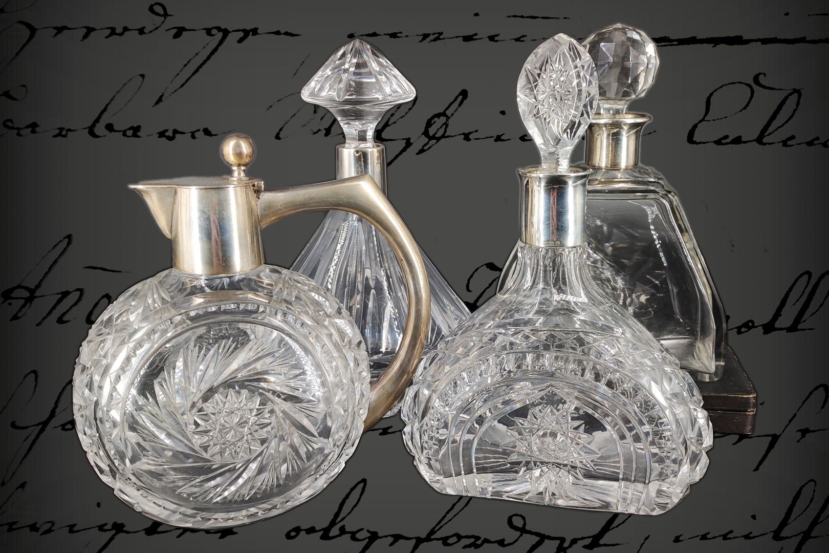 Null 4 carafes en verre taillé, avec monture en argent et bouchon, vers 1920, H &hellip;