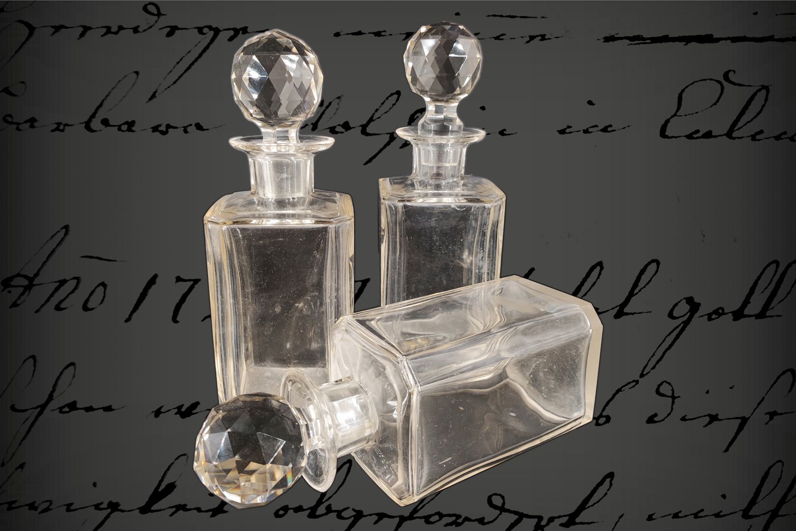Null 3 carafes en verre avec bouchon biseauté, soufflées à la bouche, 19e siècle&hellip;