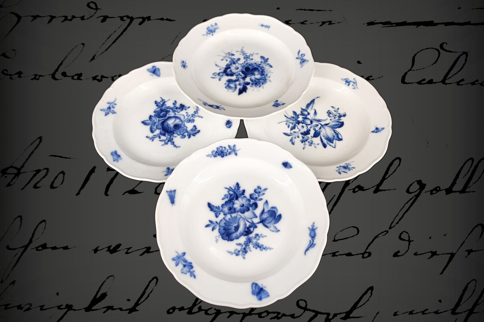 Null 4 petites assiettes plates Meissen, 19e siècle, sous-verre bleu, avec fleur&hellip;