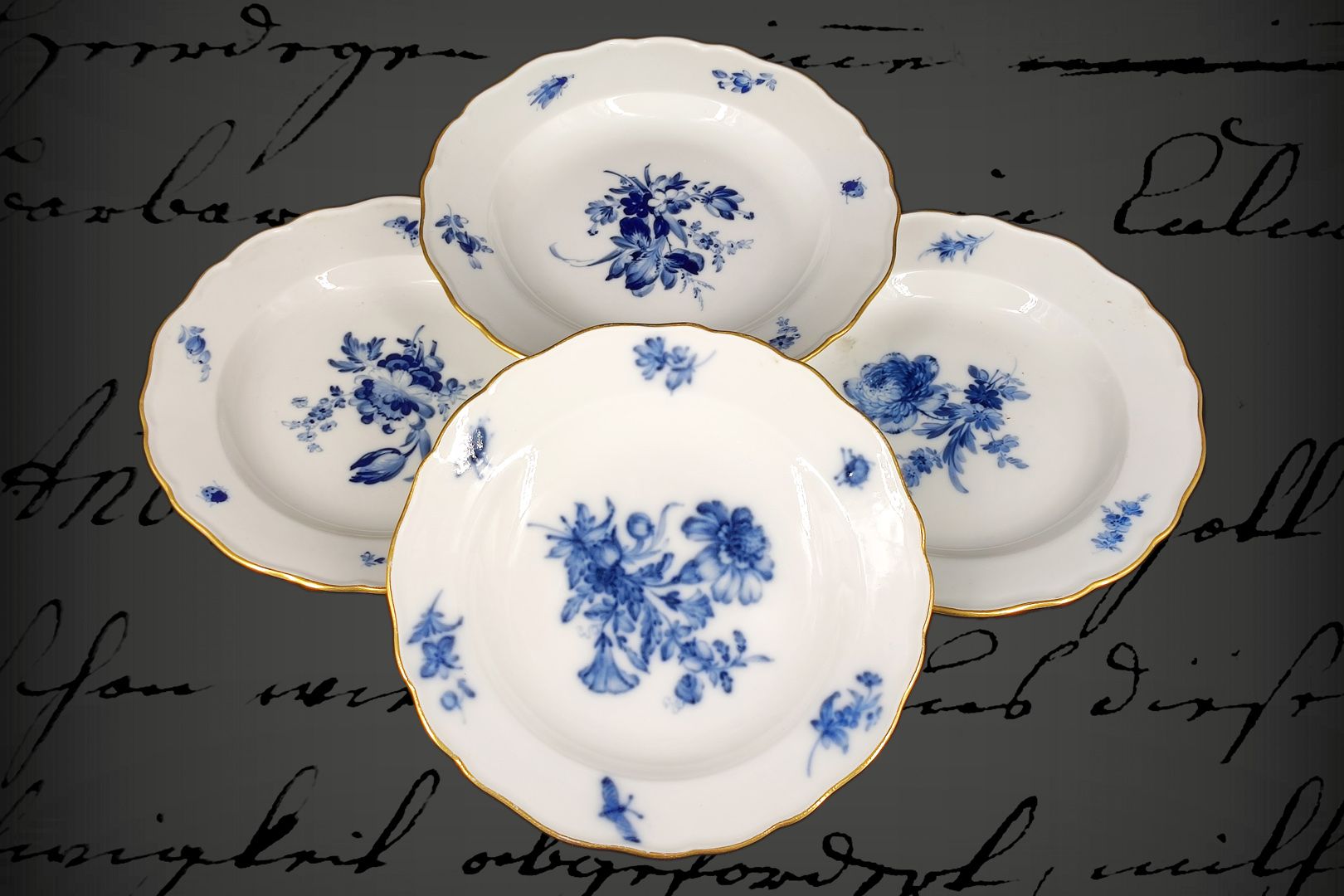 Null 4 assiettes Meissen, 19e siècle, bord doré, sous-verre bleu, avec fleurs et&hellip;