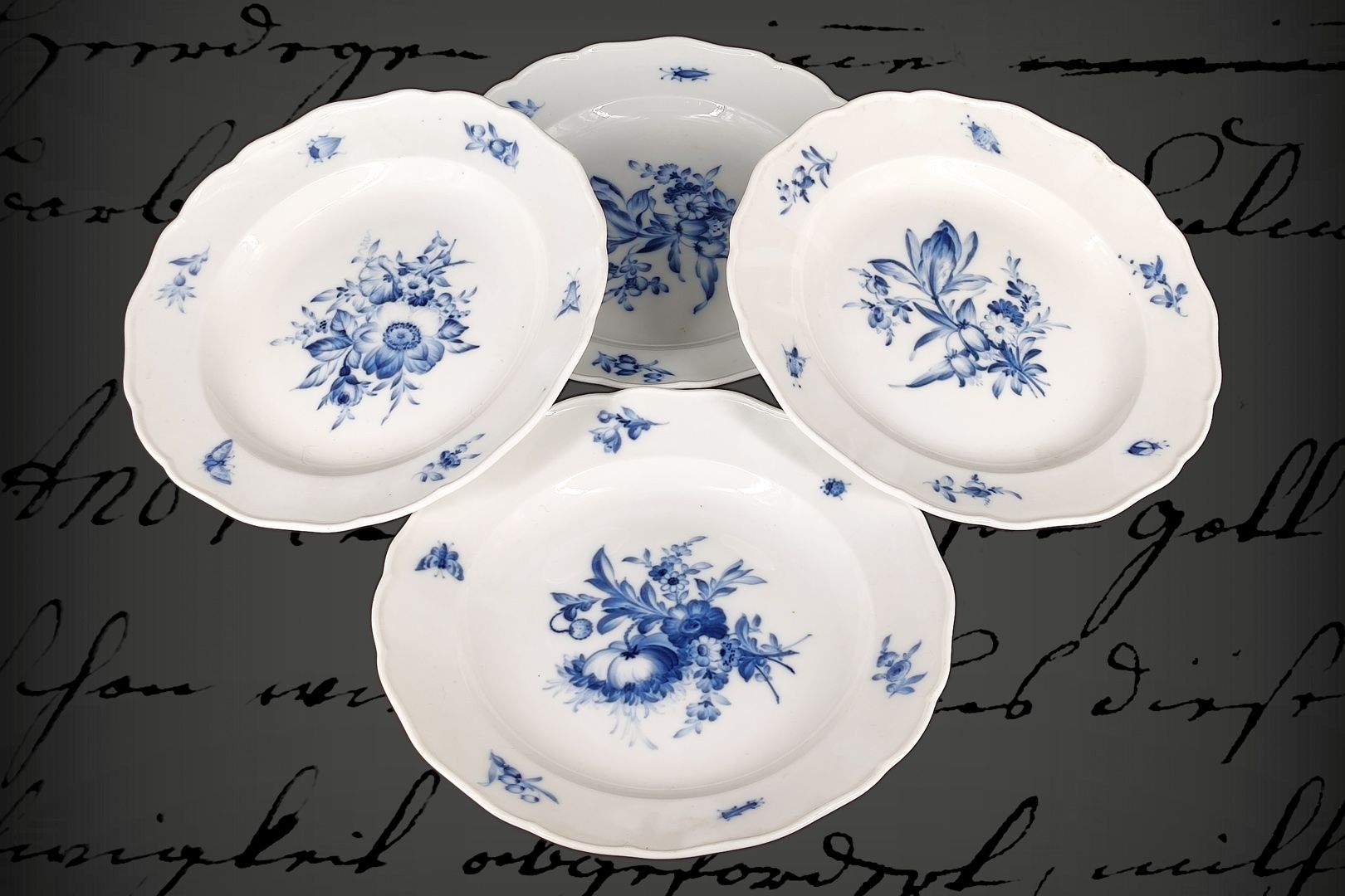Null 4 assiettes plates Meissen, 19e siècle, sous-émail bleu, avec fleurs et ins&hellip;