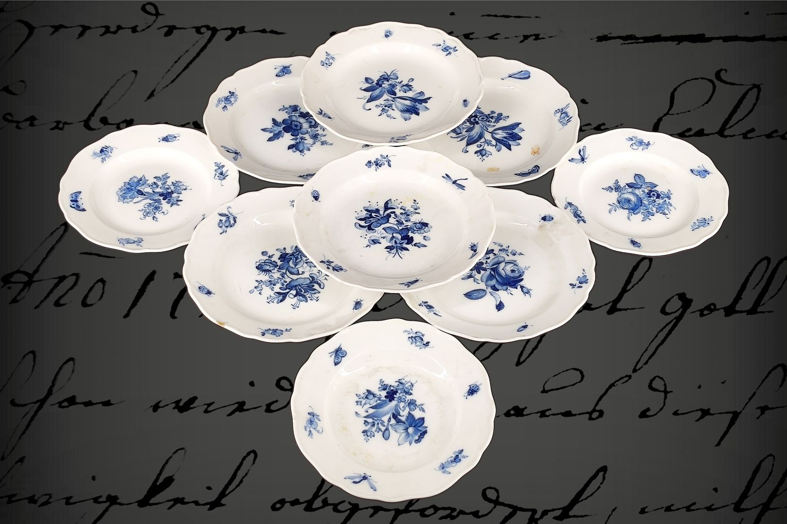 Null 9 petites assiettes Meissen, vers 1924, sous-verre bleu, avec fleurs et ins&hellip;