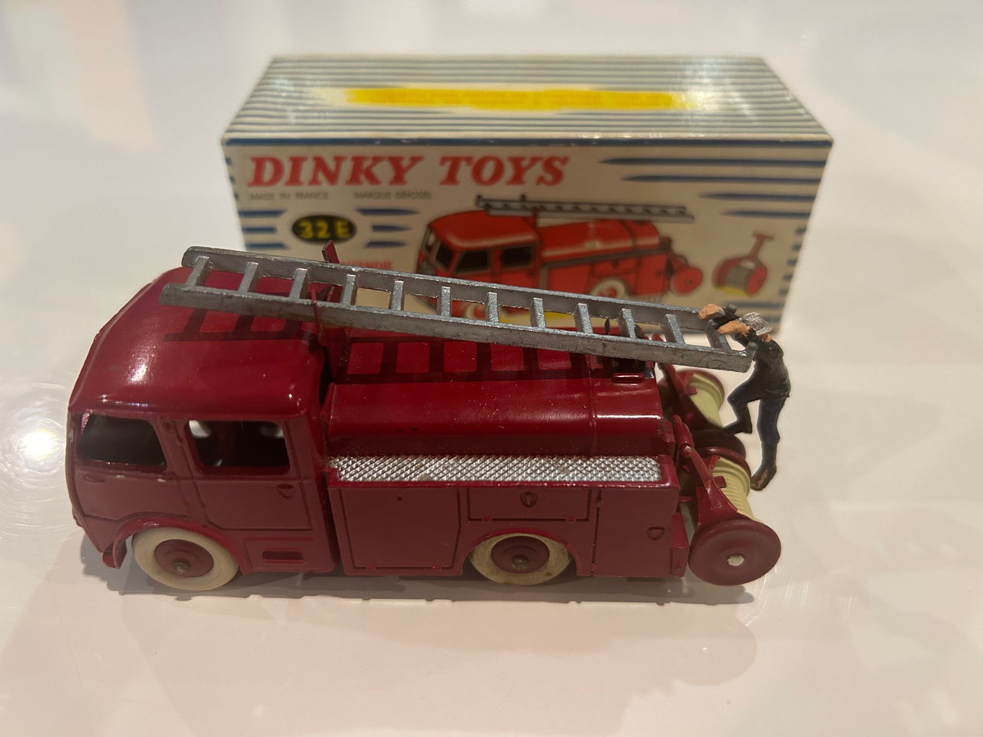 DINKY TOYS DINKY TOYS
32E Berliet fire and rescue van
In box