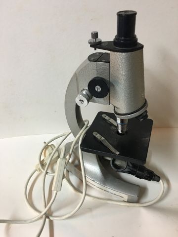 Null An electric microscope brand OPTICO Paris (BE) + a box of glass plates. H35&hellip;